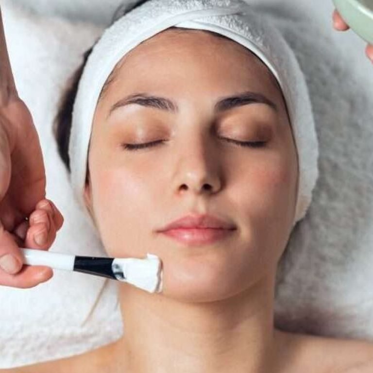 Cosmetologist-applying-the-alginates-facial-mask-to-woman-while-lying-on-a-stretcher-in-the-spa-center-1024x683